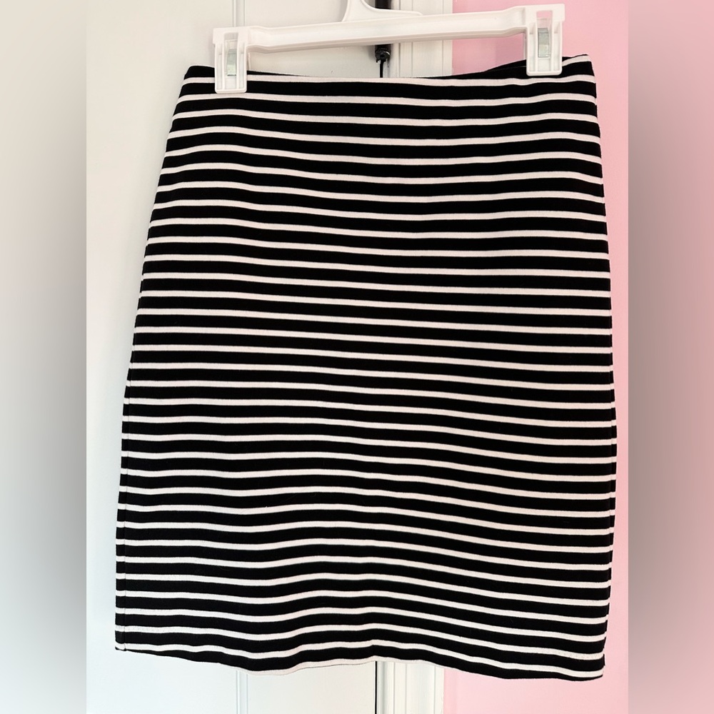 NWOT Old Navy Women’s slim fit skirt